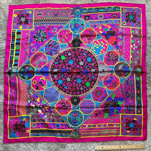 Hermès Silk Scarf - Stunning Vibrant Design - Picture 1 of 8